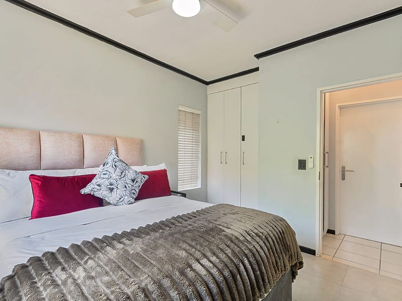 2 Bedroom Loft Apartment – Paulshof (2nd Floor) - Photo 5