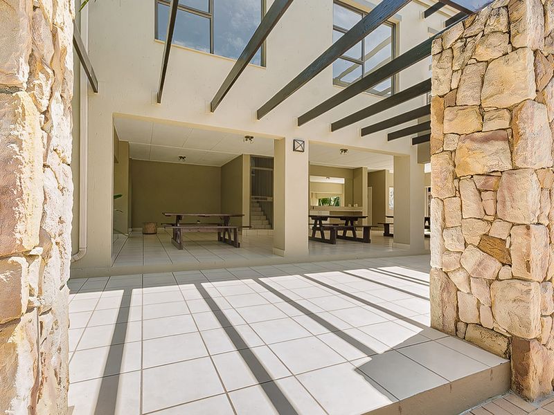 2 Bedroom Loft Apartment – Paulshof (2nd Floor) - Photo 10