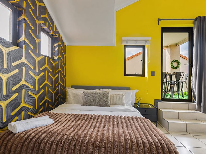 Luxury Fully Furnished Loft Apartment – Paulshof - Photo 3