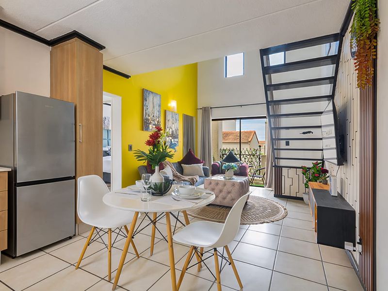 Luxury Fully Furnished Loft Apartment – Paulshof - Photo 2