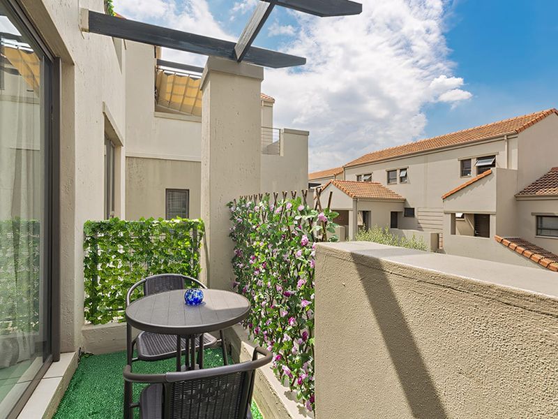 Luxury Fully Furnished Loft Apartment – Paulshof - Photo 9