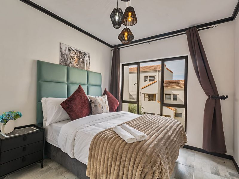 Luxury Fully Furnished Loft Apartment – Paulshof - Photo 6