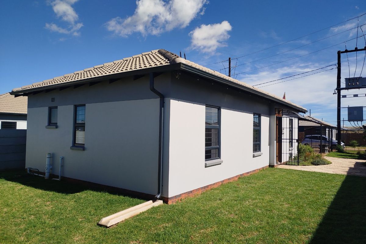 Charming Three Bedroom House For Sale - Photo 3