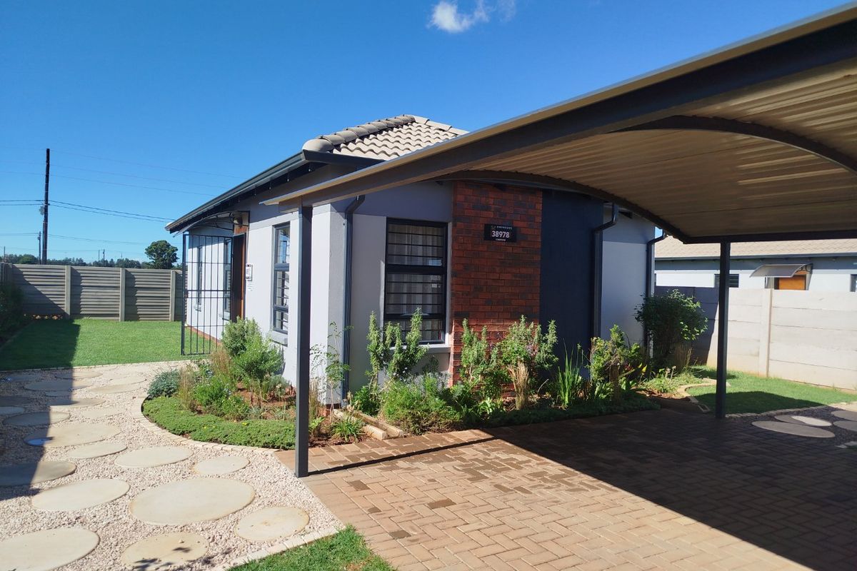 Charming Three Bedroom House For Sale - Photo 2