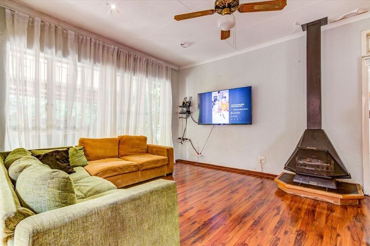 Spacious Family Home with Versatile Living Areas - Photo 2