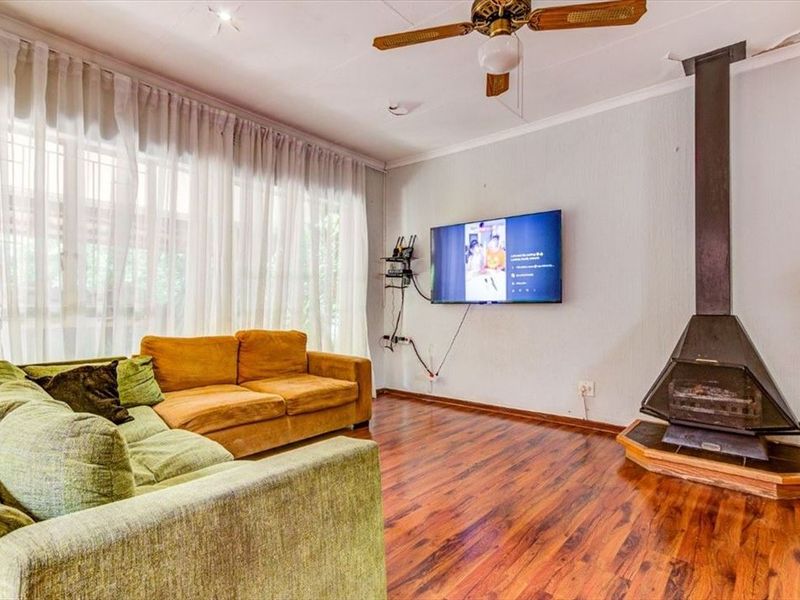 Spacious Family Home with Versatile Living Areas - Photo 2