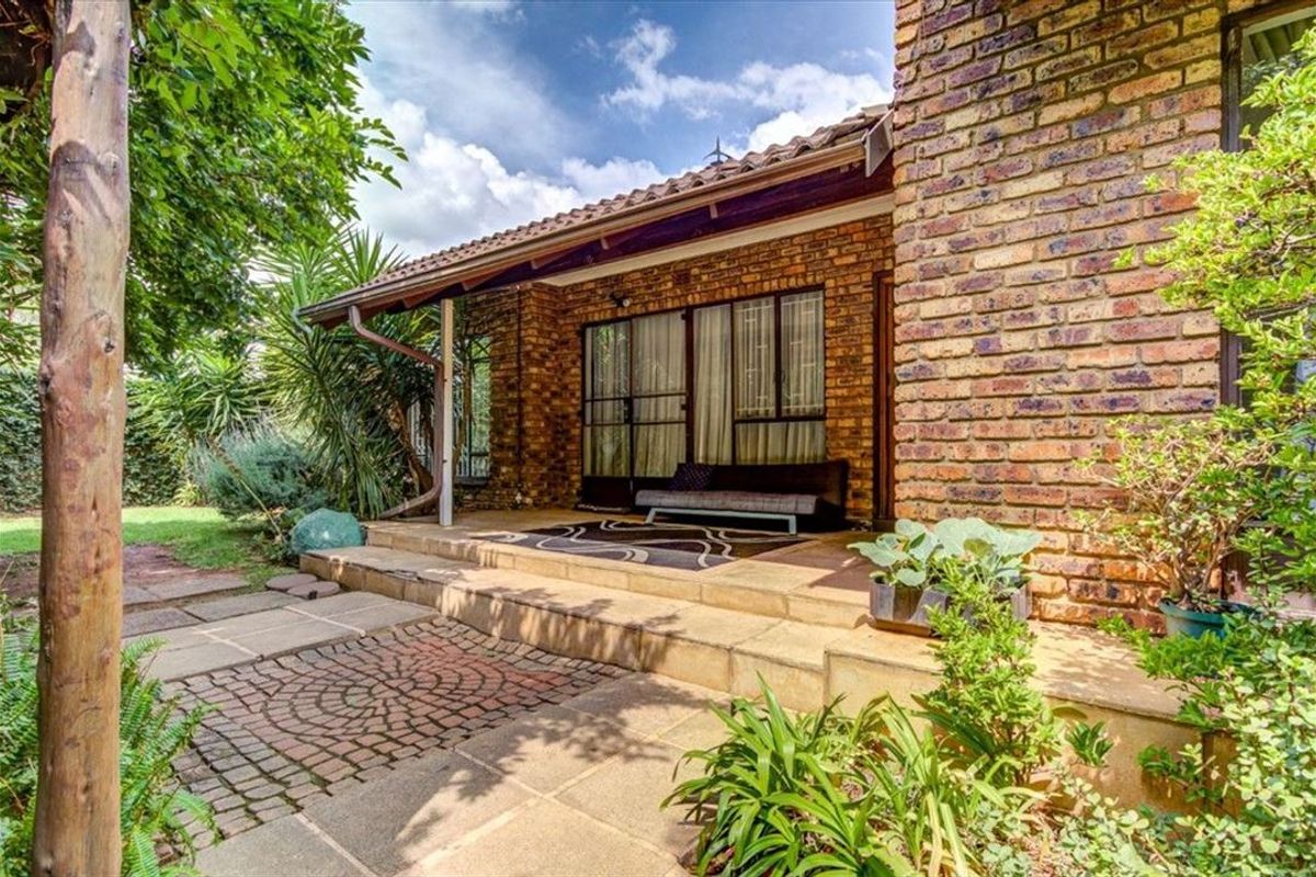 Spacious Family Home with Versatile Living Areas - Photo 3