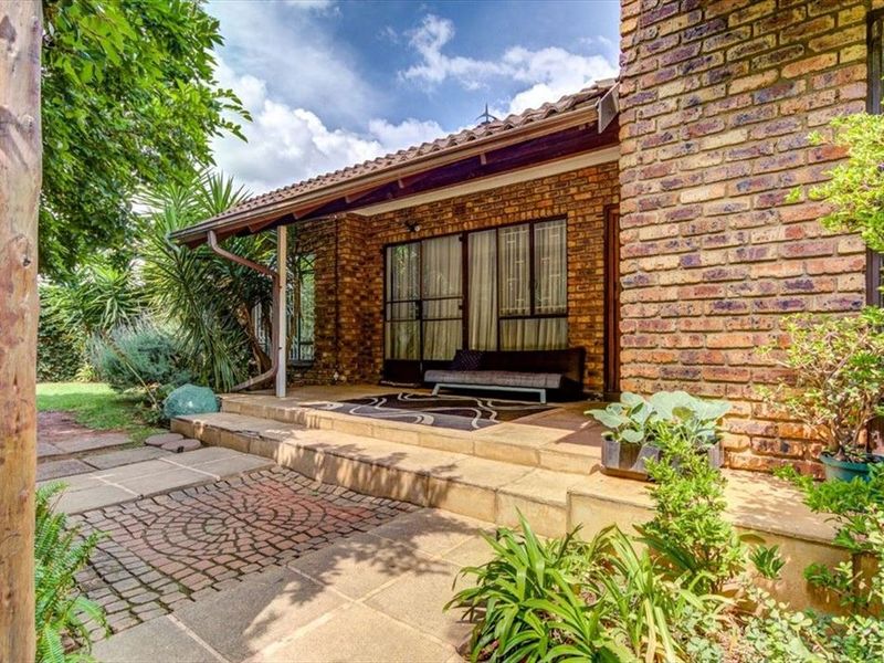 Spacious Family Home with Versatile Living Areas - Photo 3