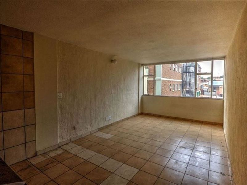 Modern 1 Bedroom Home with Comfortable Living Spaces - Photo 2