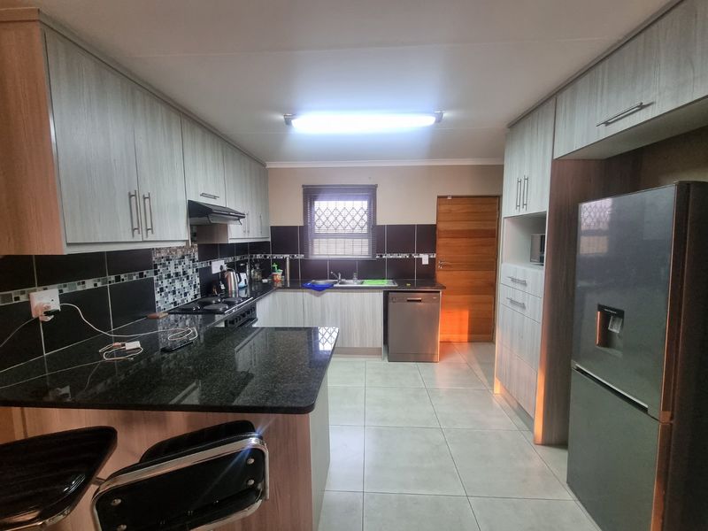 Modern family home in an immaculate condition  - Photo 5