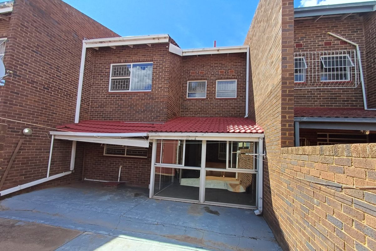 3 Bedroom Townhouse For Sale in Stilfontein. - Photo 4