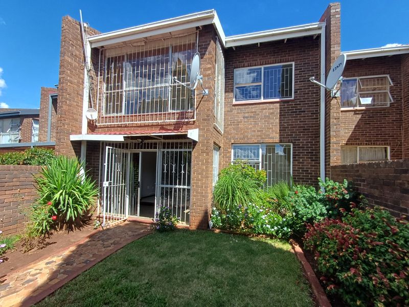 3 Bedroom Townhouse For Sale in Stilfontein. - Photo 2