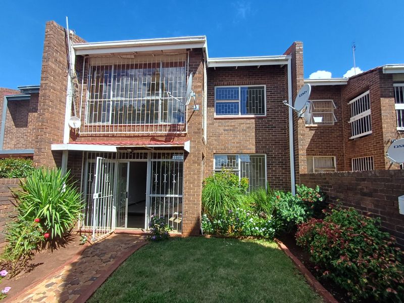 3 Bedroom Townhouse For Sale in Stilfontein. - Photo 1