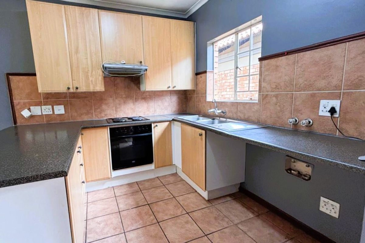 Stunning 3 Bed 2 Bath simplex for sale in Eco Park Estate - Photo 3