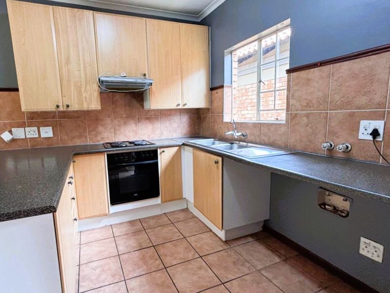 Stunning 3 Bed 2 Bath simplex for sale in Eco Park Estate - Photo 3