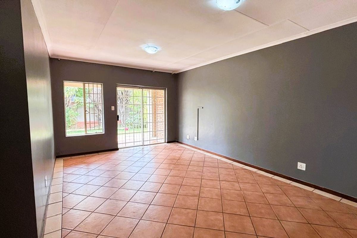 Stunning 3 Bed 2 Bath simplex for sale in Eco Park Estate - Photo 2