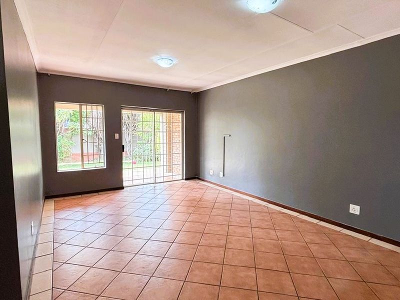 Stunning 3 Bed 2 Bath simplex for sale in Eco Park Estate - Photo 2