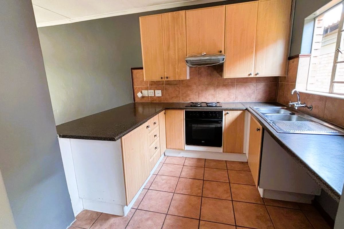 Stunning 3 Bed 2 Bath simplex for sale in Eco Park Estate - Photo 4