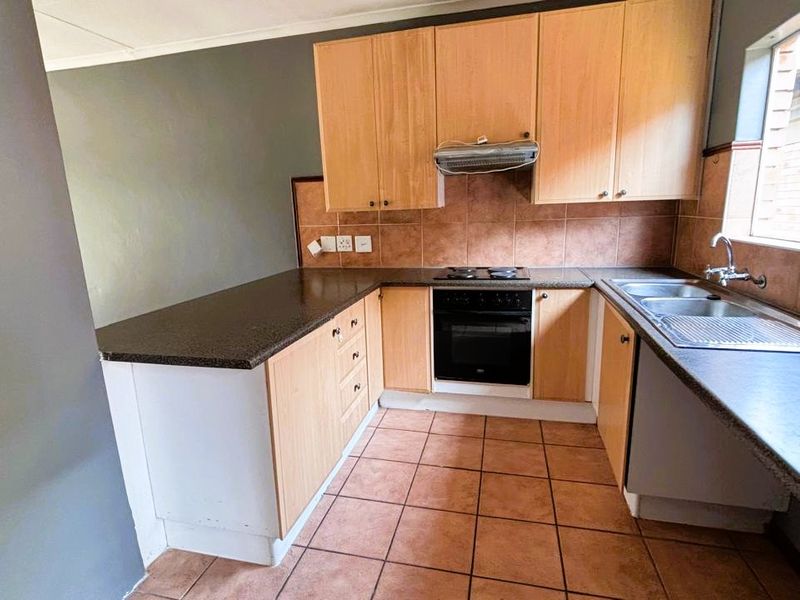 Stunning 3 Bed 2 Bath simplex for sale in Eco Park Estate - Photo 4