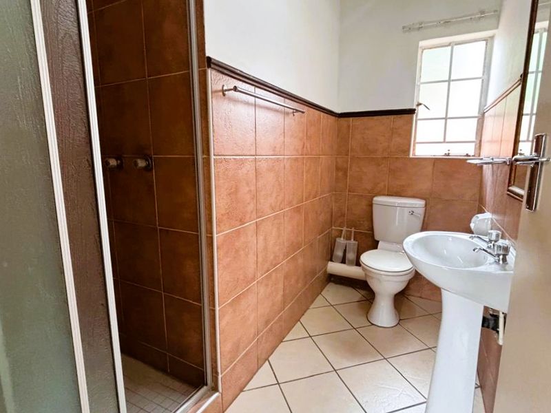 Stunning 3 Bed 2 Bath simplex for sale in Eco Park Estate - Photo 9