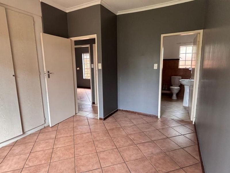 Stunning 3 Bed 2 Bath simplex for sale in Eco Park Estate - Photo 7