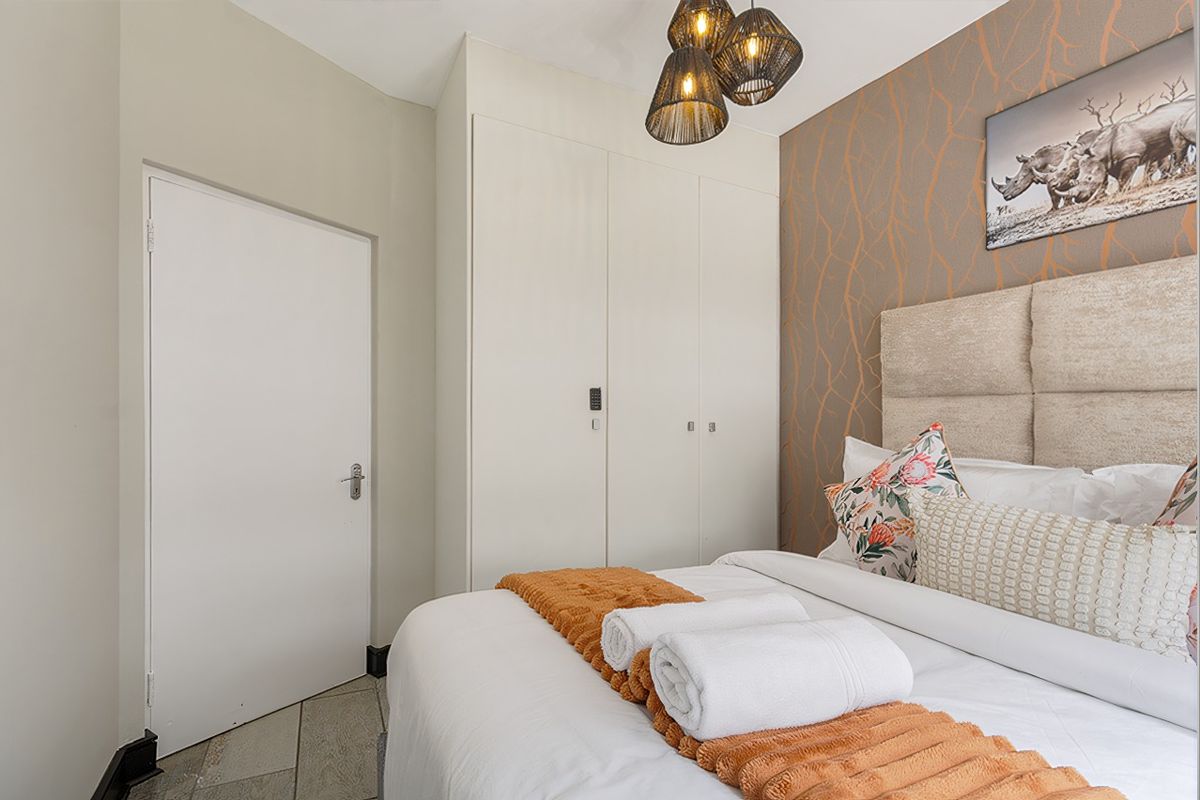 Fully Furnished 2 Bed Apartment  - Photo 4