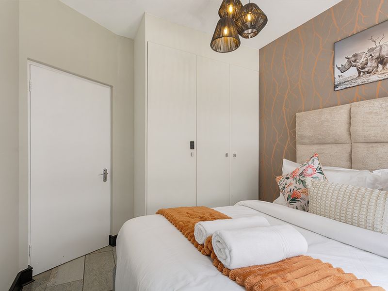 Fully Furnished 2 Bed Apartment  - Photo 4