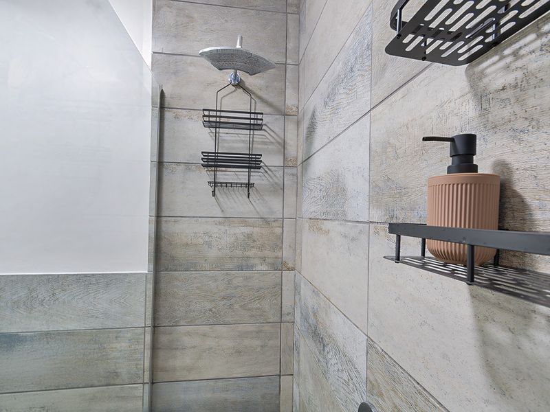 Fully Furnished 2 Bed Apartment  - Photo 8