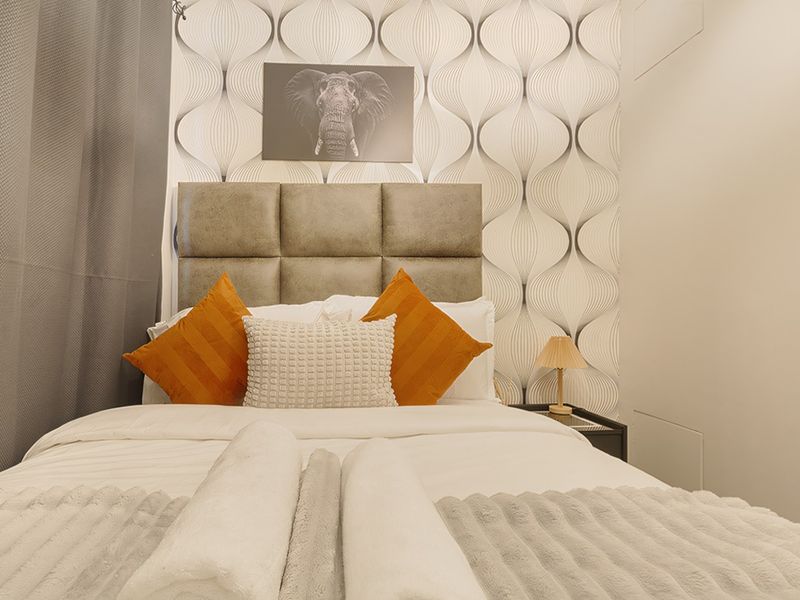 Fully Furnished 2 Bed Apartment  - Photo 6