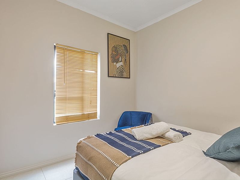 Modern 1 Bedroom Apartment with Stunning Finishes - Photo 4