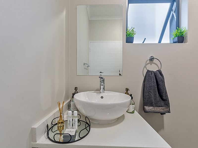 Modern 1 Bedroom Apartment with Stunning Finishes - Photo 8