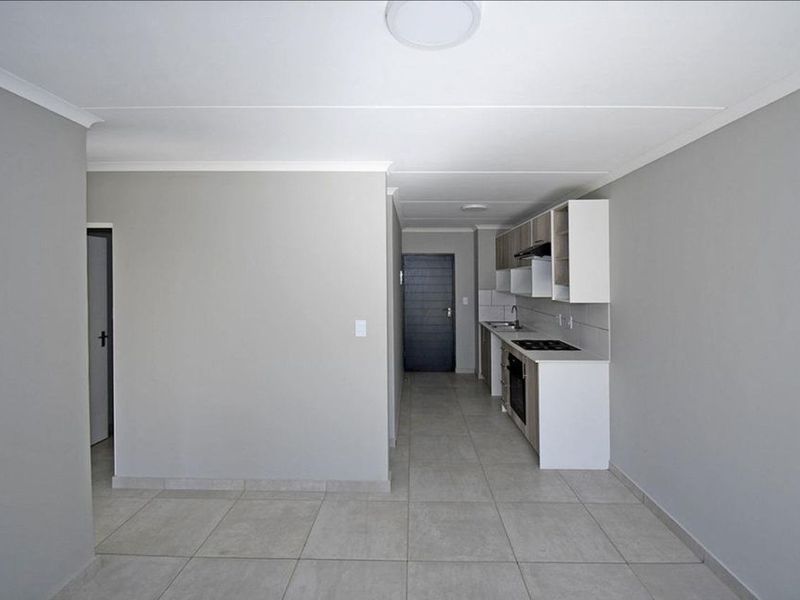 2 Bed apartment to rent Glen marais  - Photo 3