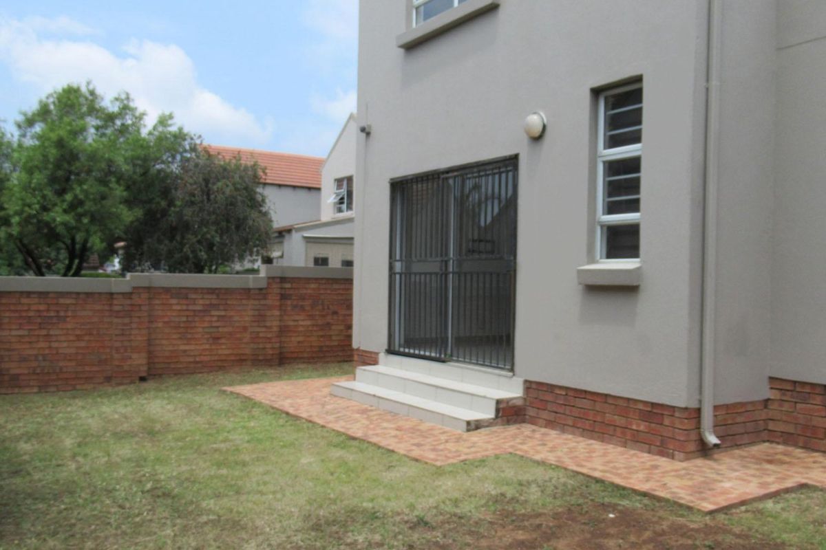 3 Bedroom Townhouse for Sale in Sundowner - Photo 2