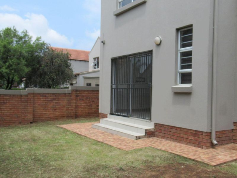 3 Bedroom Townhouse for Sale in Sundowner - Photo 2