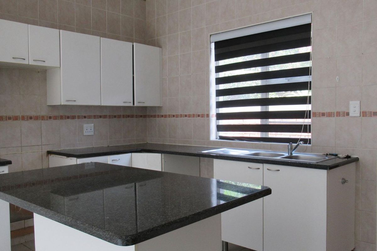 3 Bedroom Townhouse for Sale in Sundowner - Photo 3