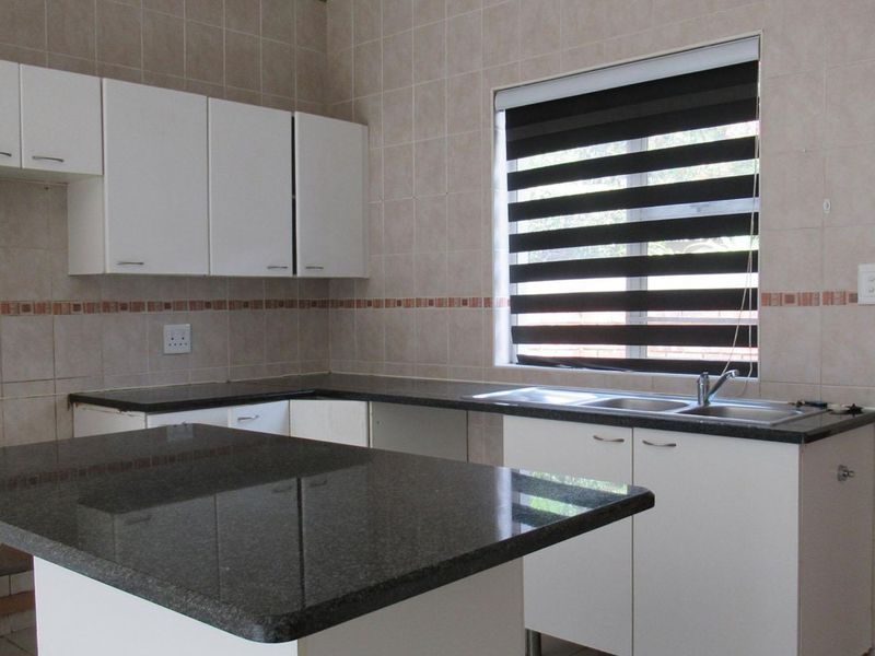 3 Bedroom Townhouse for Sale in Sundowner - Photo 3