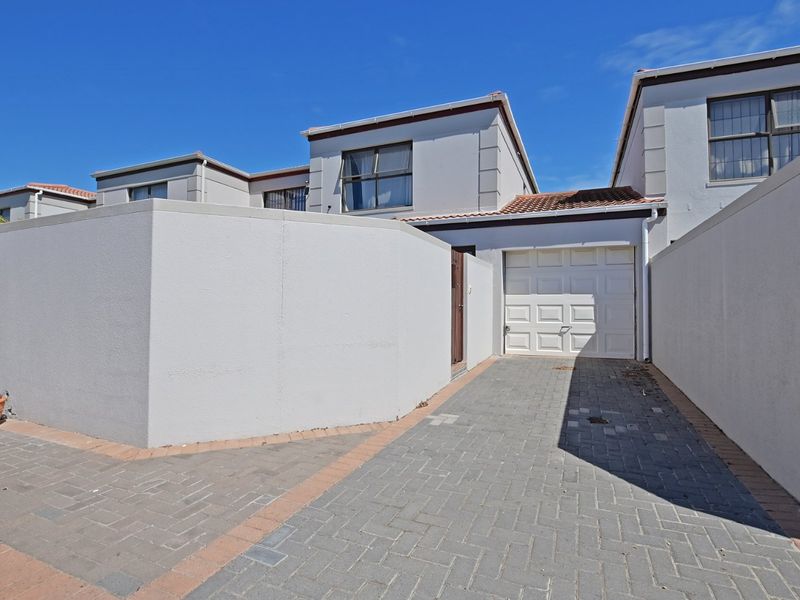 Immaculate Town house in a Homeowners association enclave - Photo 5