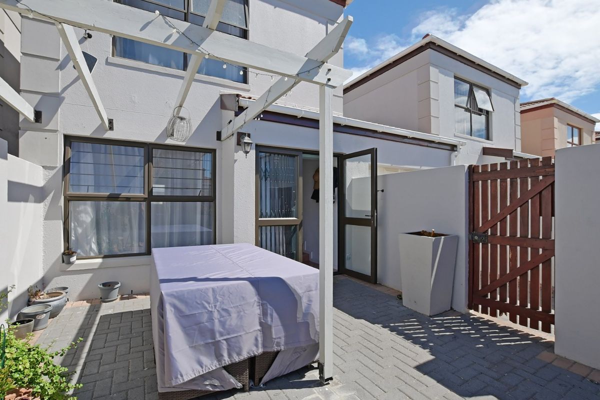 Immaculate Town house in a Homeowners association enclave - Photo 4