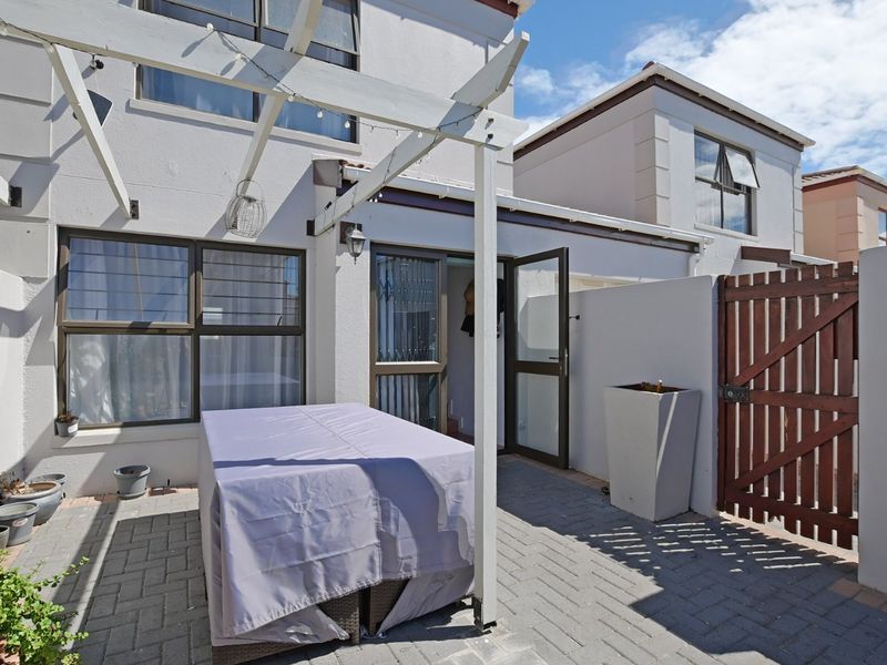 Immaculate Town house in a Homeowners association enclave - Photo 4