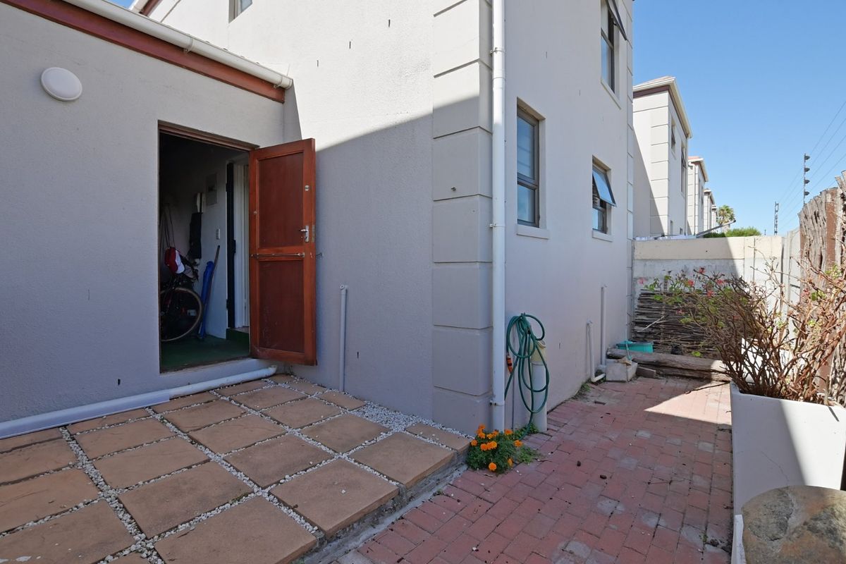 Immaculate Town house in a Homeowners association enclave - Photo 3
