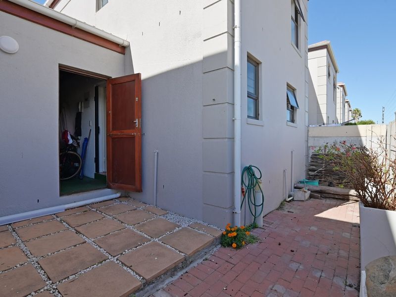 Immaculate Town house in a Homeowners association enclave - Photo 3