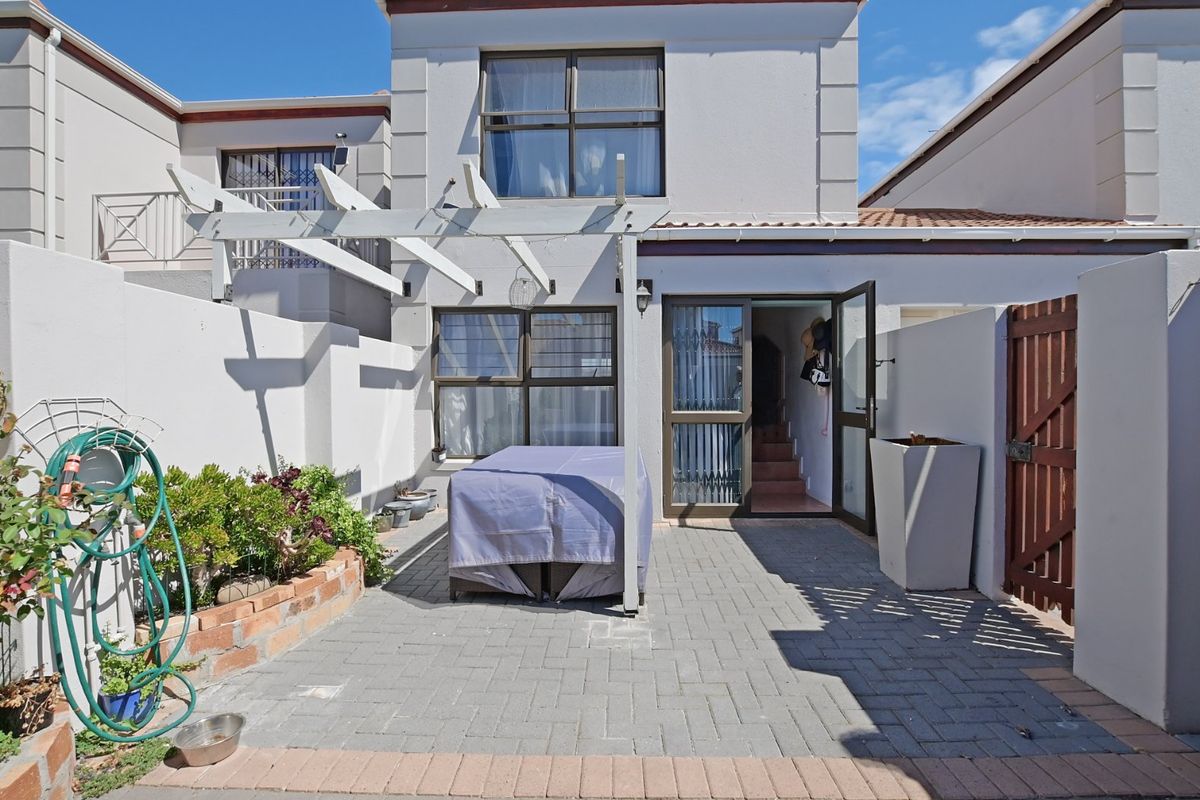 Immaculate Town house in a Homeowners association enclave - Photo 2