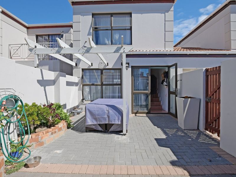 Immaculate Town house in a Homeowners association enclave - Photo 2