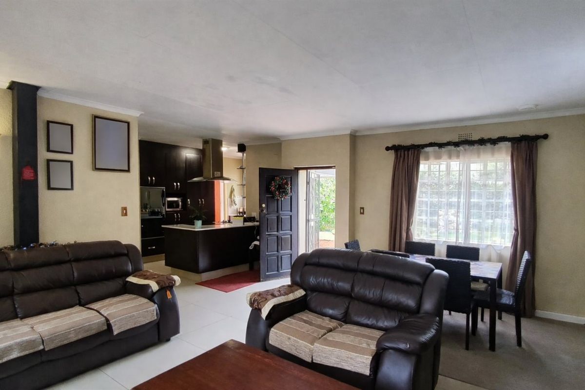 3 Bedroom House for Sale in Buccleuch - Photo 3