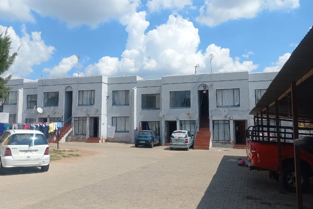 SPACIOUS 2 BEDROOM FLAT FOR RENT!! - Photo 2