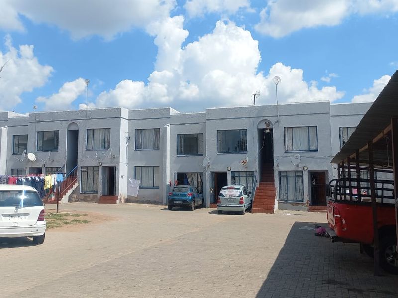 SPACIOUS 2 BEDROOM FLAT FOR RENT!! - Photo 2