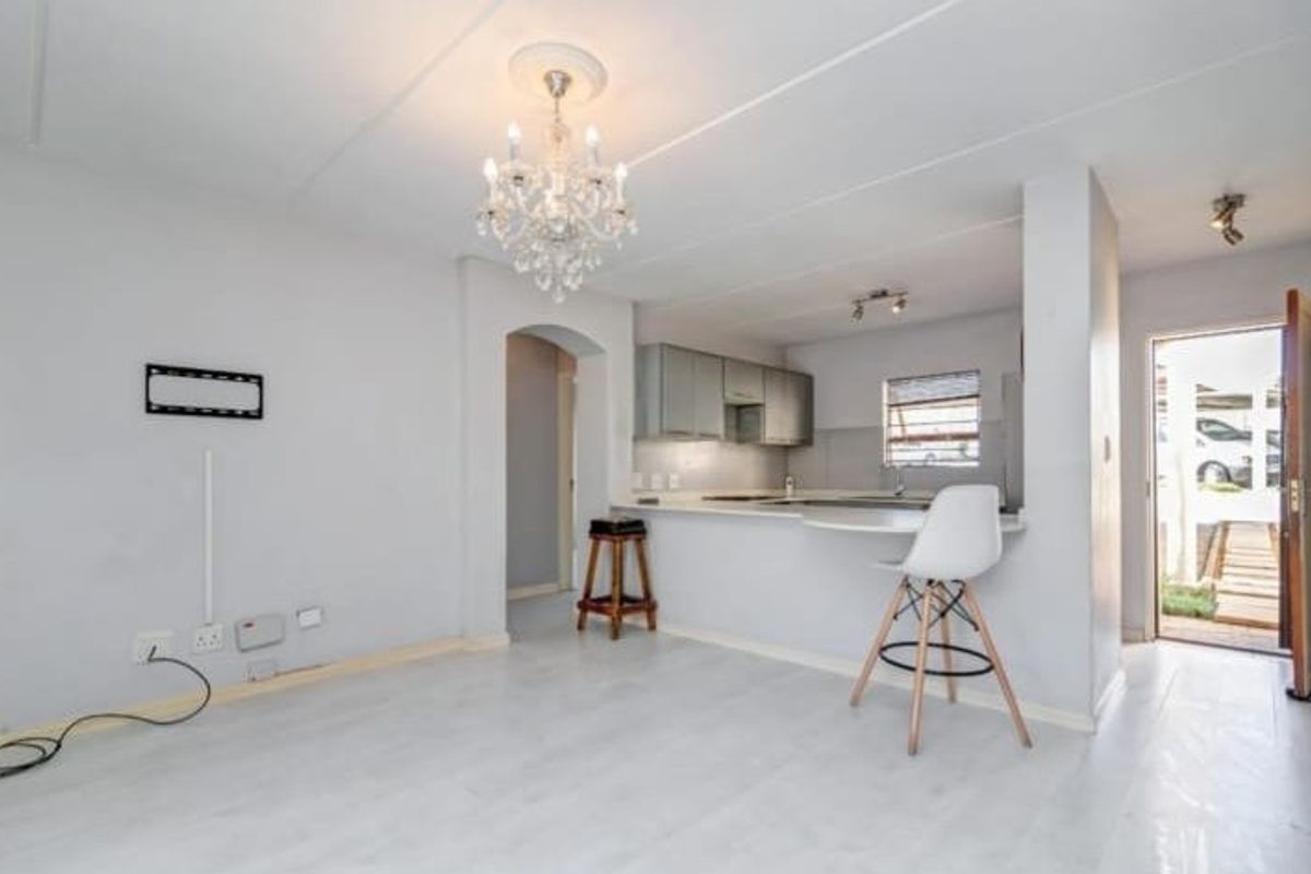 SIMPLY LOVELY! Airbnb allowed. - Photo 4