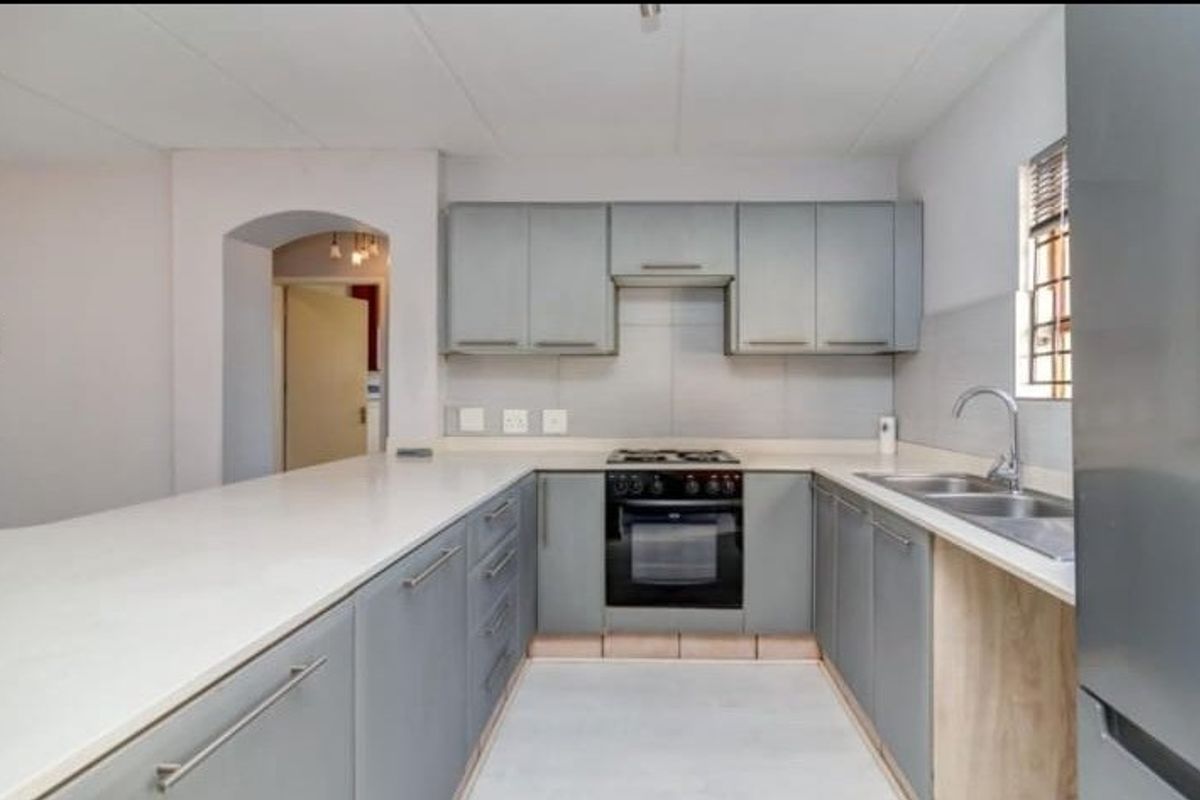 SIMPLY LOVELY! Airbnb allowed. - Photo 5