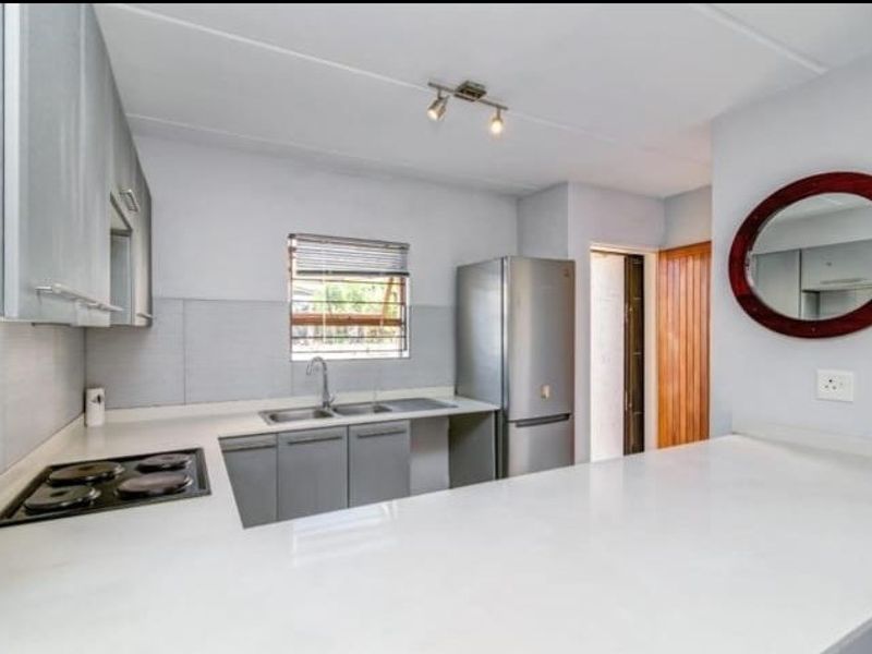 SIMPLY LOVELY! Airbnb allowed. - Photo 7