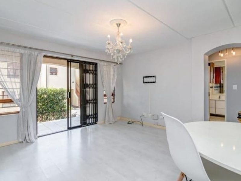 SIMPLY LOVELY! Airbnb allowed. - Photo 2